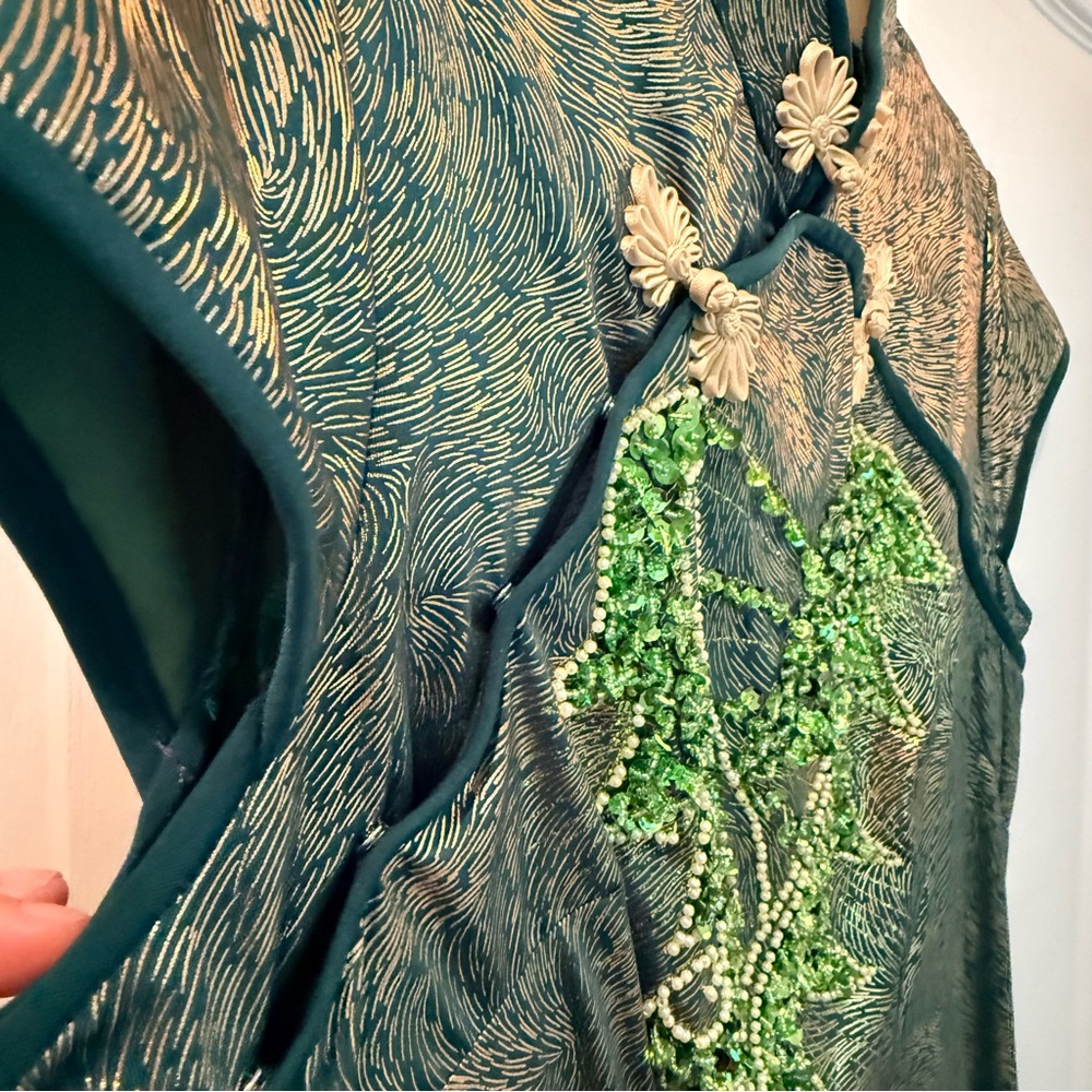 Green Embellished Mandarin-Collar Cheongsam/Qipao with gold frog buttons🐸 - Picture 8 of 11